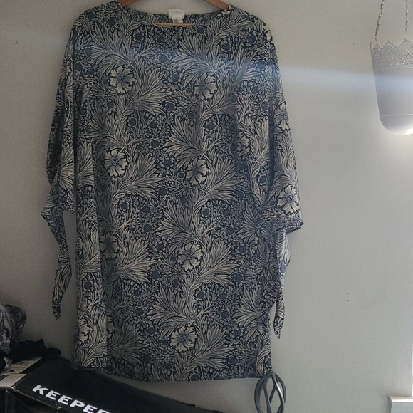 Dress - Picture 1 of 4